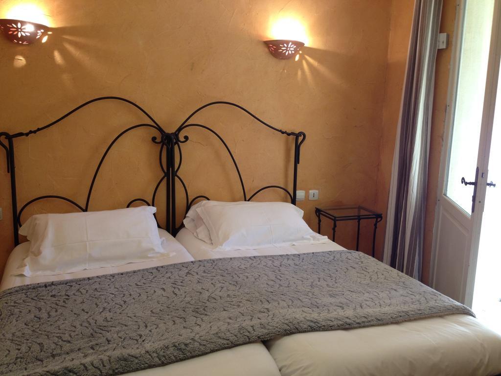 Hotel Lou Caleu Restaurant Le Rocher Des Abeilles Saint-Martin-de-Castillon Buitenkant foto