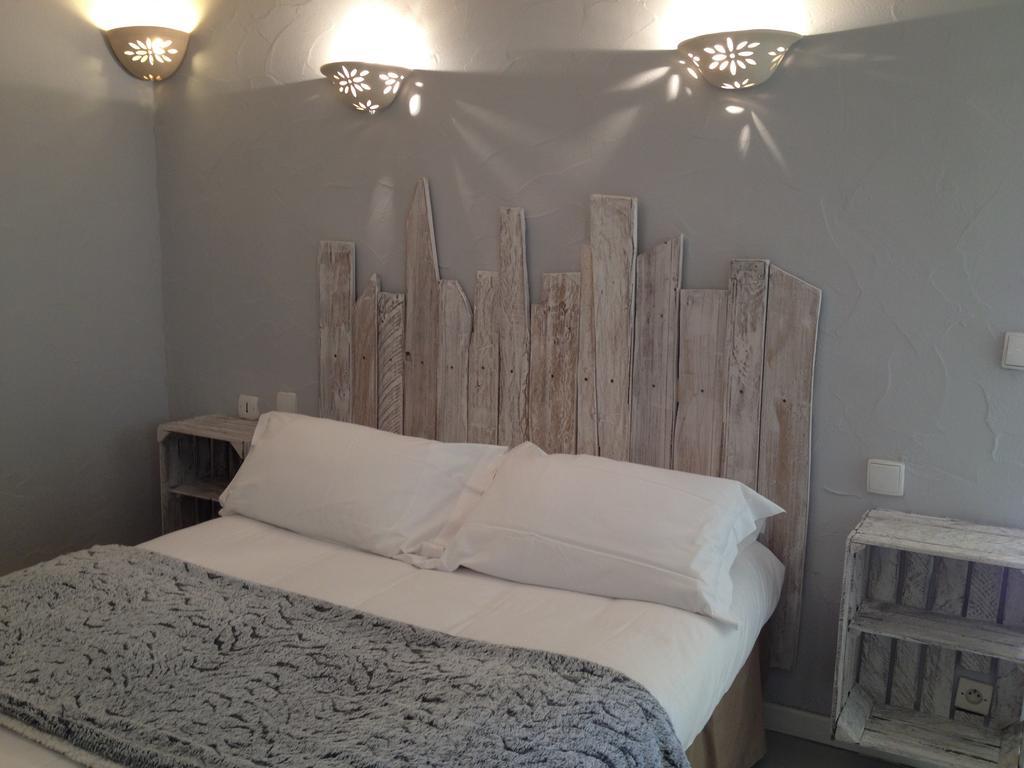 Hotel Lou Caleu Restaurant Le Rocher Des Abeilles Saint-Martin-de-Castillon Kamer foto