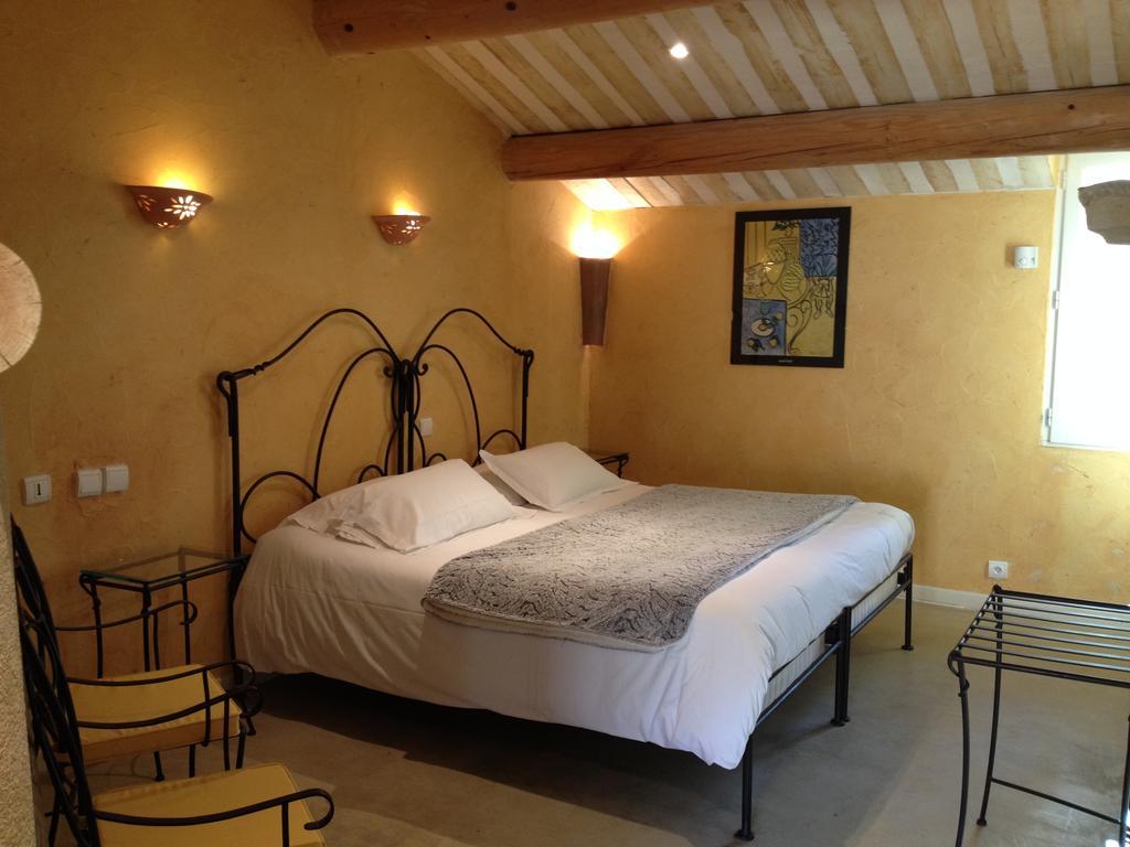 Hotel Lou Caleu Restaurant Le Rocher Des Abeilles Saint-Martin-de-Castillon Kamer foto
