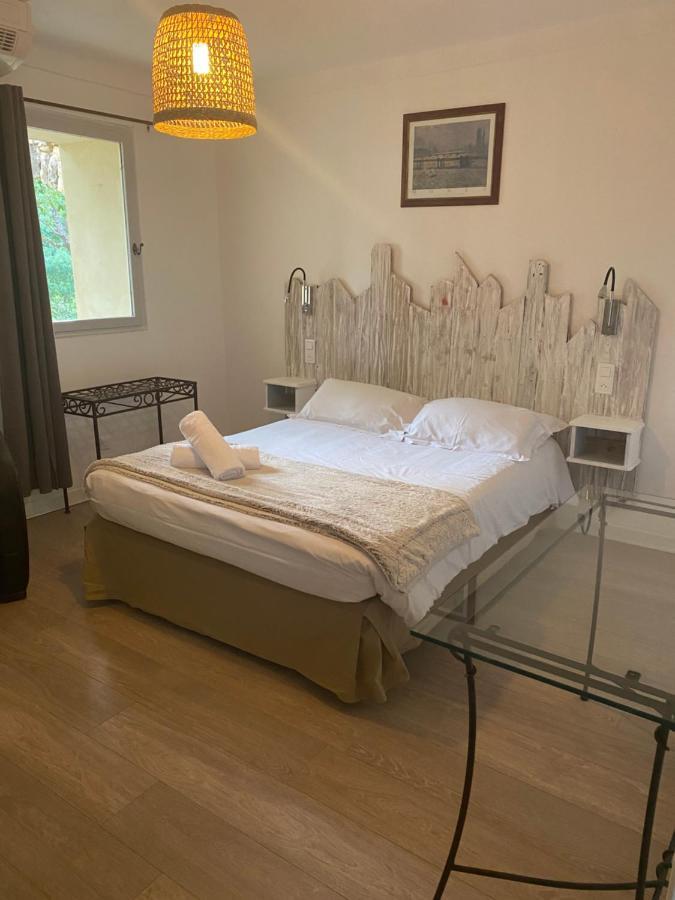 Hotel Lou Caleu Restaurant Le Rocher Des Abeilles Saint-Martin-de-Castillon Buitenkant foto