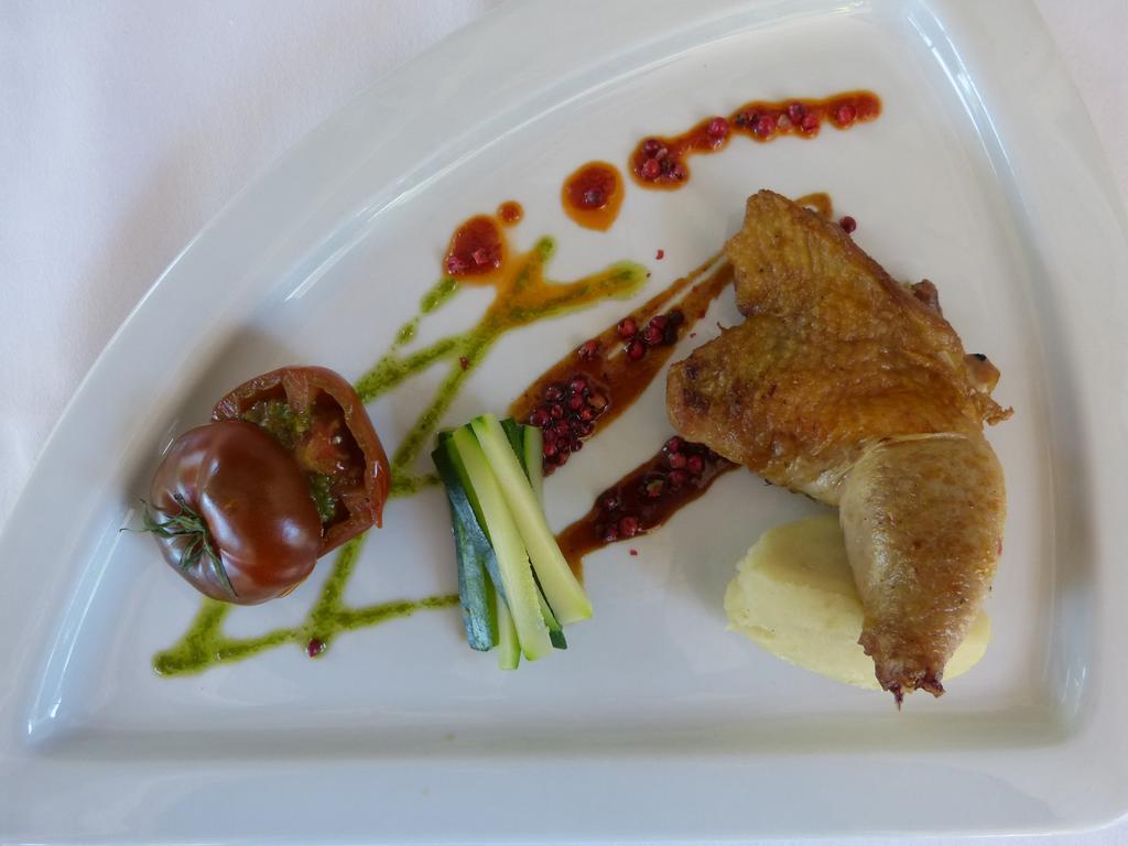 Hotel Lou Caleu Restaurant Le Rocher Des Abeilles Saint-Martin-de-Castillon Buitenkant foto