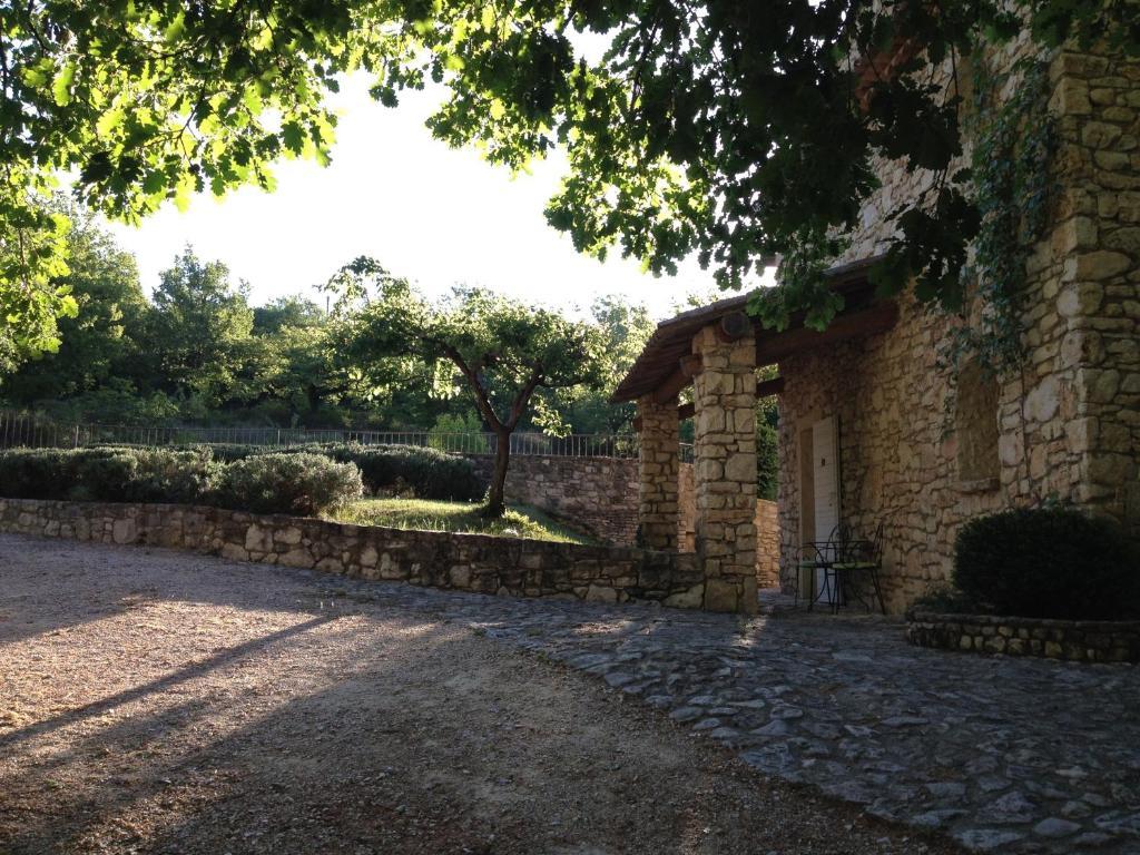 Hotel Lou Caleu Restaurant Le Rocher Des Abeilles Saint-Martin-de-Castillon Buitenkant foto